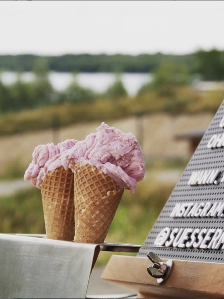 zwei Waffeln Himbeereis vegan