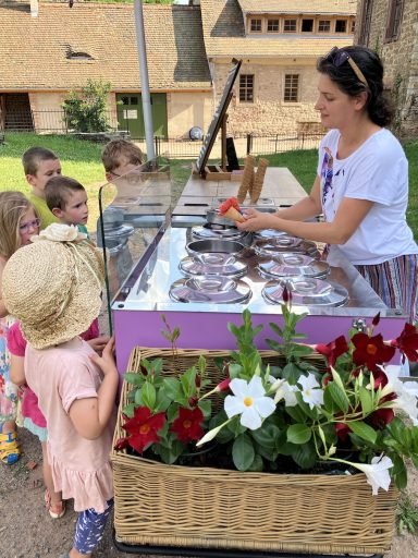 Kinder am Eismobil